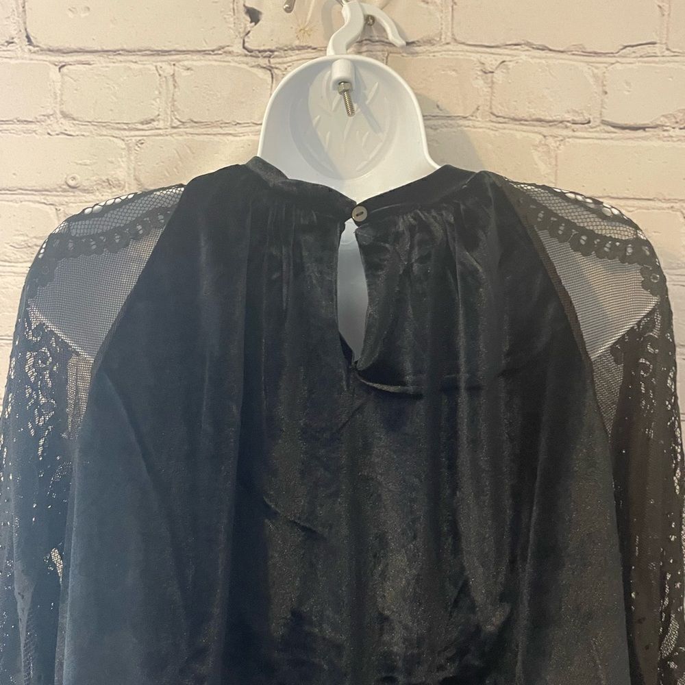 Gorgeous black velvet and lace top NWT size L - Picture 8 of 10